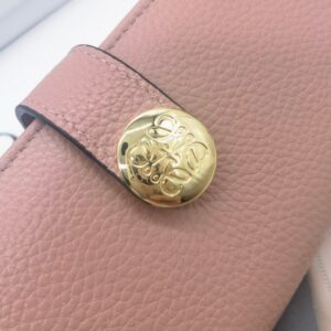 【AT10143】LOEWE（ロエベ）輸入牛革財布 - ピンク色の高級感と金属ロゴ装飾 | Loewe Madrid