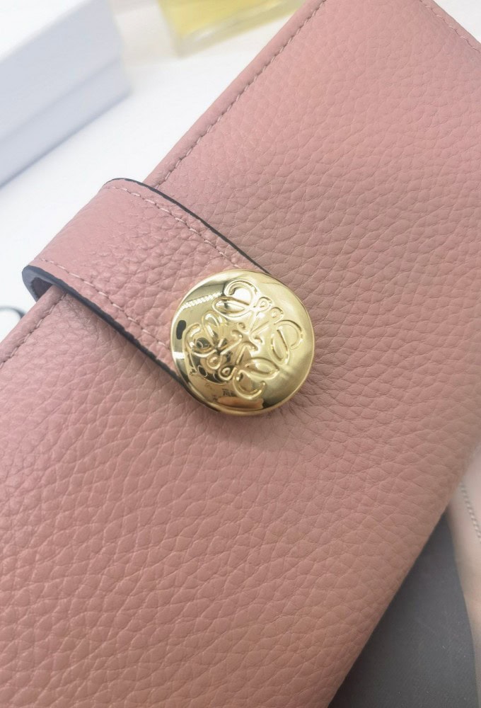 【AT10143】LOEWE（ロエベ）輸入牛革財布 - ピンク色の高級感と金属ロゴ装飾 | Loewe Madrid