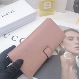 【AT10143】LOEWE（ロエベ）輸入牛革財布 - ピンク色の高級感と金属ロゴ装飾 | Loewe Madrid
