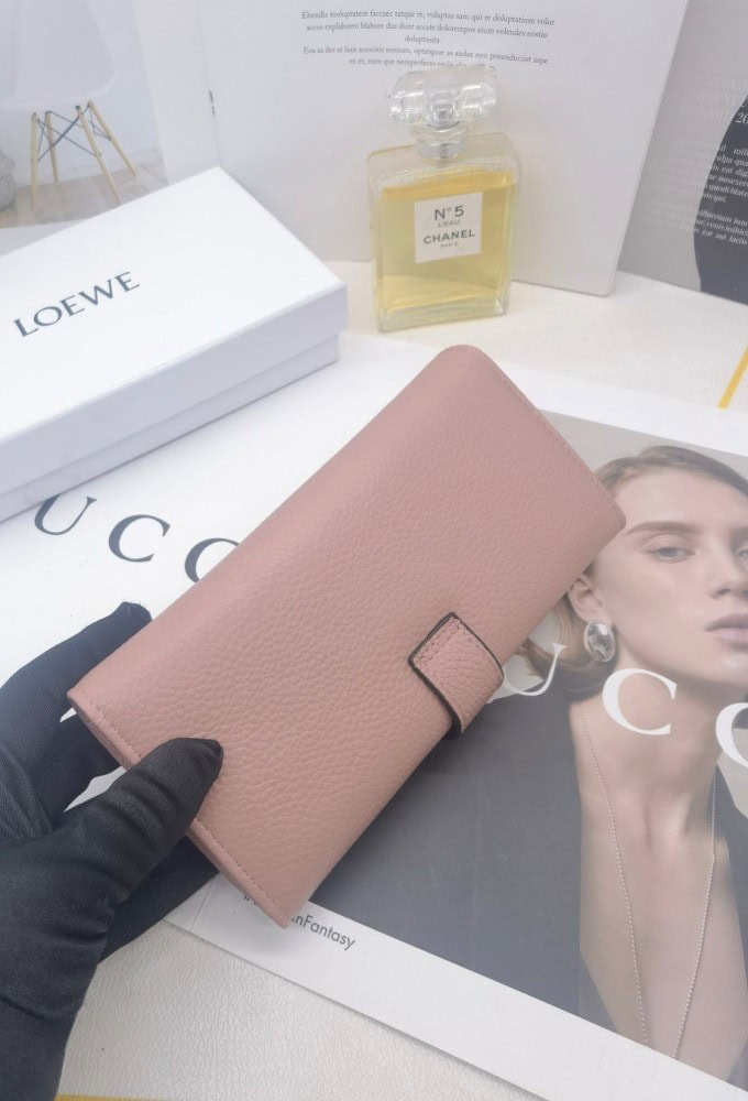 【AT10143】LOEWE（ロエベ）輸入牛革財布 - ピンク色の高級感と金属ロゴ装飾 | Loewe Madrid