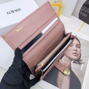 【AT10143】LOEWE（ロエベ）輸入牛革財布 - ピンク色の高級感と金属ロゴ装飾 | Loewe Madrid