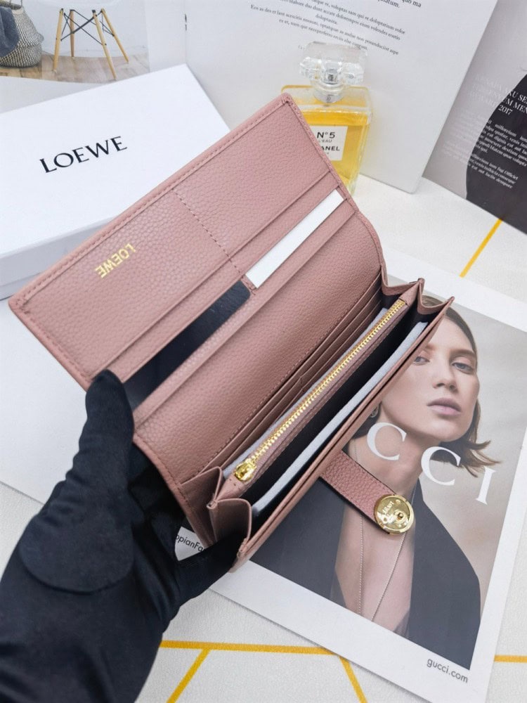 【AT10143】LOEWE（ロエベ）輸入牛革財布 - ピンク色の高級感と金属ロゴ装飾 | Loewe Madrid