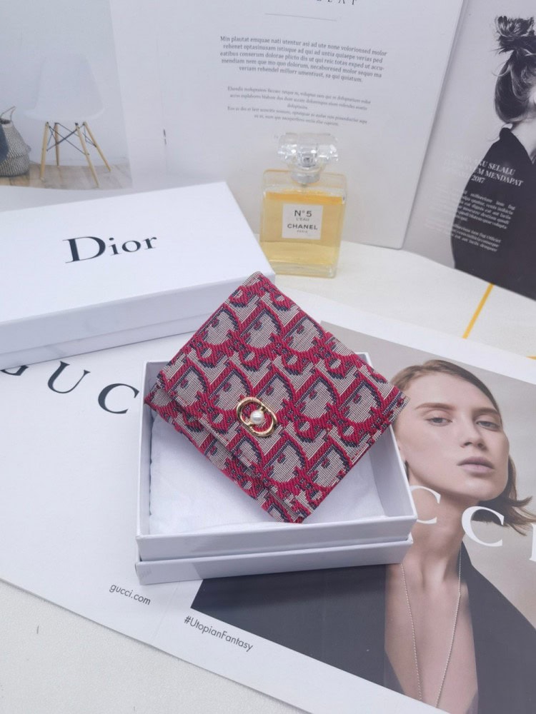 【AT10146】ディオールの刺繍ウォレット、都会的な女性に最適な豪華な一品 | Chanel