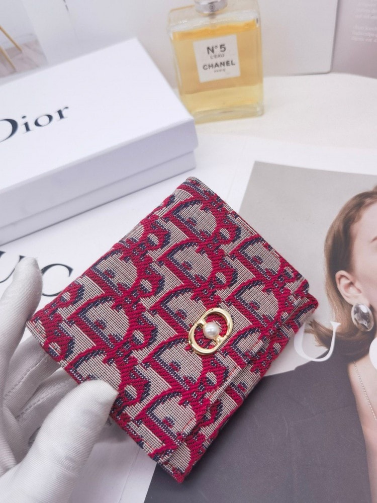 【AT10146】ディオールの刺繍ウォレット、都会的な女性に最適な豪華な一品 | Chanel