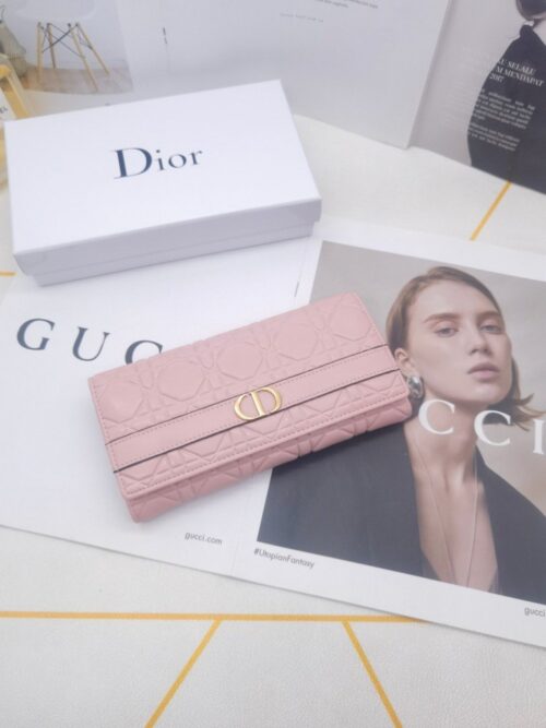 【AT10153】プラダ（Prada）のピンク色のクラシックシリーズ長財布：日常必需品をエレガントに収納 | Dior Paris