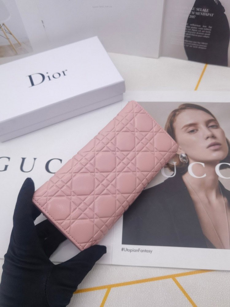 【AT10153】プラダ（Prada）のピンク色のクラシックシリーズ長財布：日常必需品をエレガントに収納 | Dior Paris