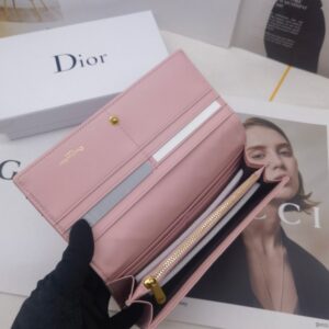 【AT10153】プラダ（Prada）のピンク色のクラシックシリーズ長財布：日常必需品をエレガントに収納 | Dior Paris