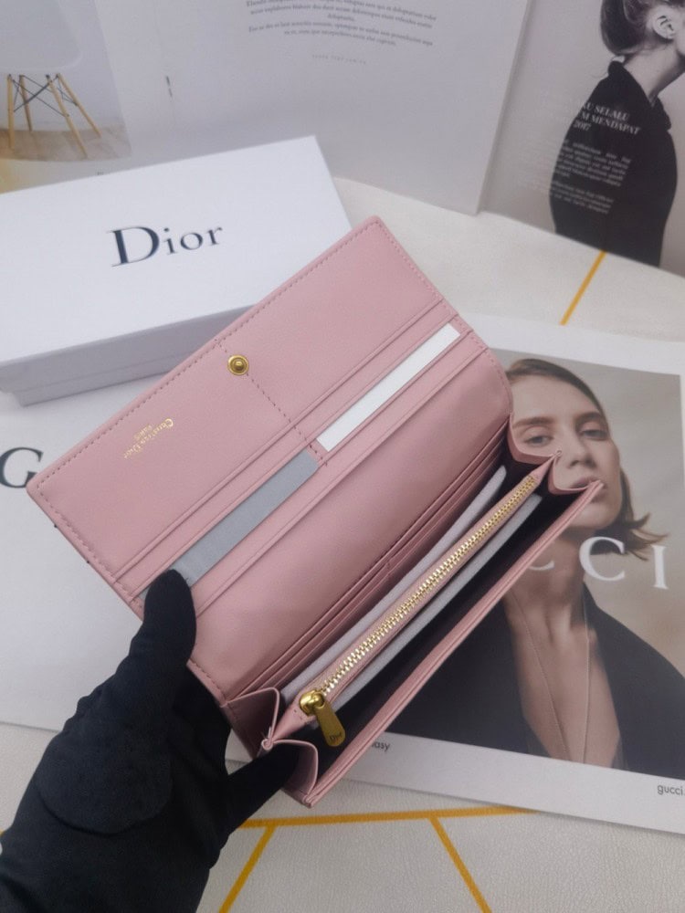 【AT10153】プラダ（Prada）のピンク色のクラシックシリーズ長財布：日常必需品をエレガントに収納 | Dior Paris