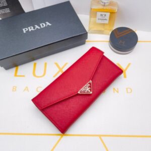 【AT10166】プラダの赤い封筒型財布、高級感溢れるエレガントデザイン | Prada