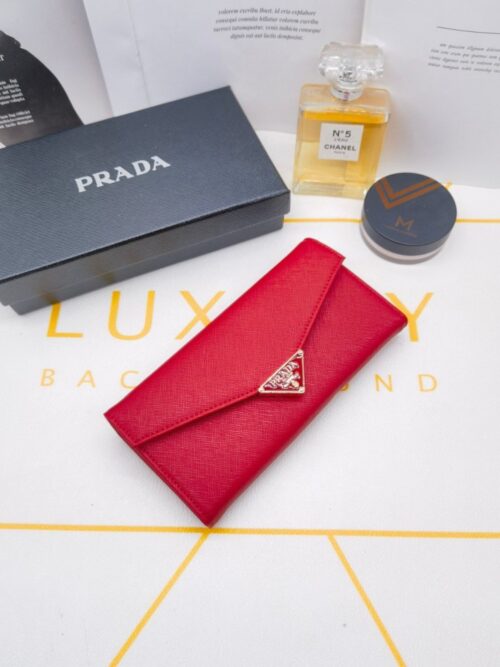 【AT10166】プラダの赤い封筒型財布、高級感溢れるエレガントデザイン | Prada