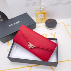 【AT10166】プラダの赤い封筒型財布、高級感溢れるエレガントデザイン | Prada