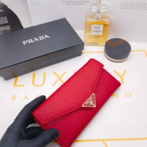 【AT10166】プラダの赤い封筒型財布、高級感溢れるエレガントデザイン | Prada