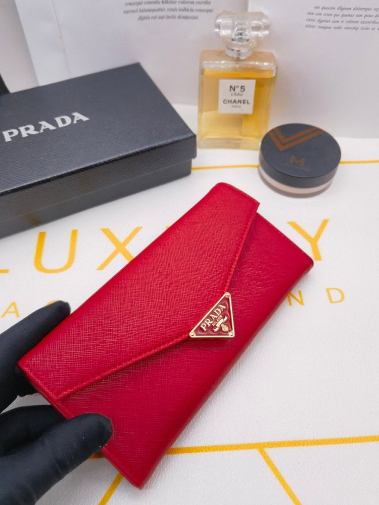 【AT10166】プラダの赤い封筒型財布、高級感溢れるエレガントデザイン | Prada