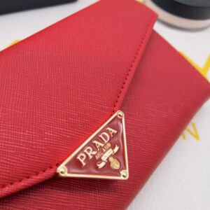 【AT10166】プラダの赤い封筒型財布、高級感溢れるエレガントデザイン | Prada