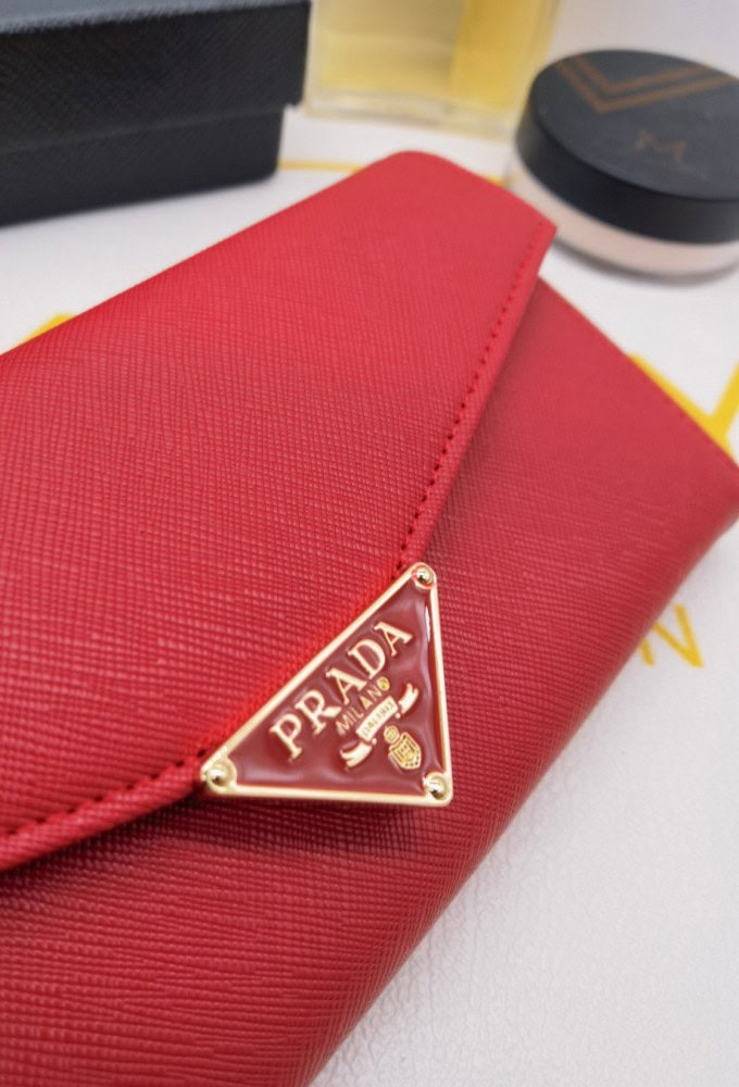 【AT10166】プラダの赤い封筒型財布、高級感溢れるエレガントデザイン | Prada