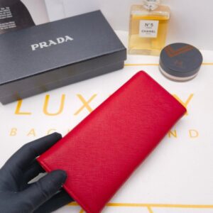 【AT10166】プラダの赤い封筒型財布、高級感溢れるエレガントデザイン | Prada
