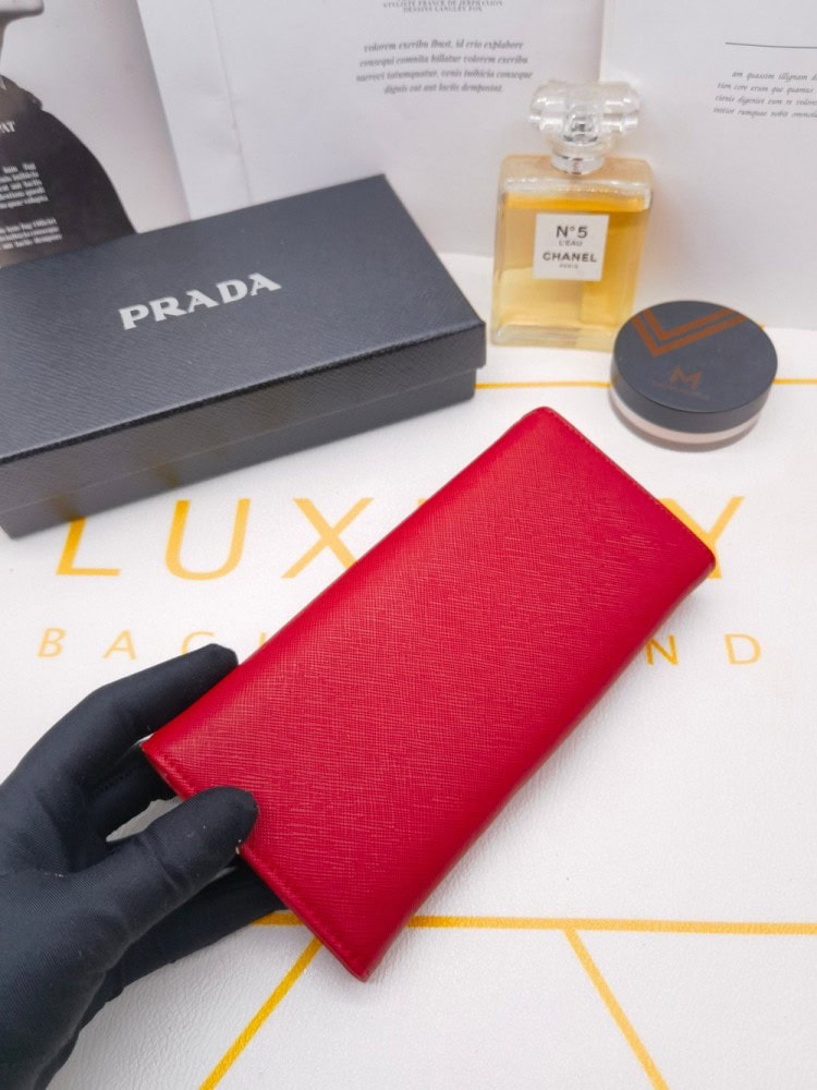 【AT10166】プラダの赤い封筒型財布、高級感溢れるエレガントデザイン | Prada