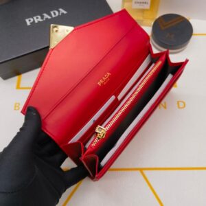 【AT10166】プラダの赤い封筒型財布、高級感溢れるエレガントデザイン | Prada