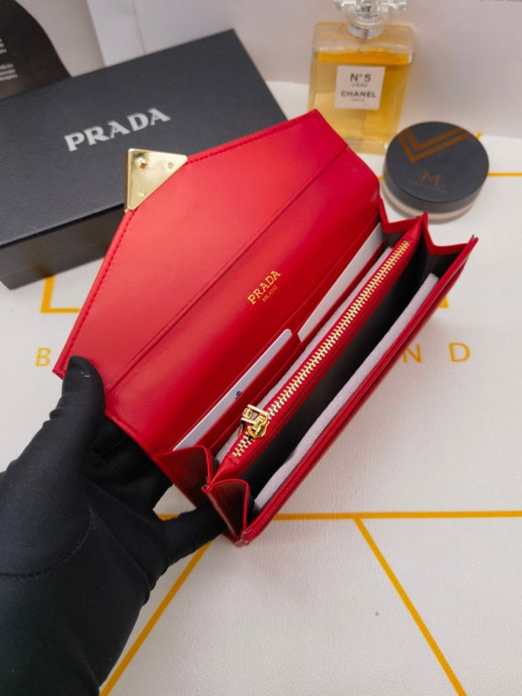 【AT10166】プラダの赤い封筒型財布、高級感溢れるエレガントデザイン | Prada