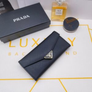 【AT10168】高級なプラダレザー財布の封筒デザインと洗練されたブラック外観 | Prada