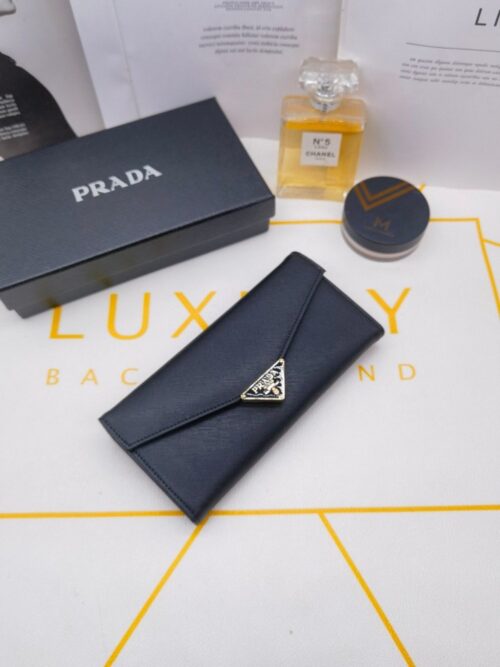 【AT10168】高級なプラダレザー財布の封筒デザインと洗練されたブラック外観 | Prada