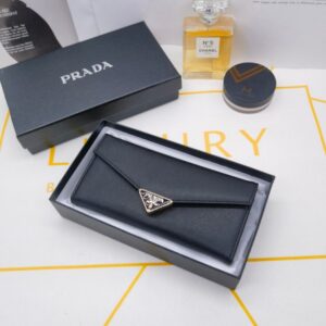【AT10168】高級なプラダレザー財布の封筒デザインと洗練されたブラック外観 | Prada