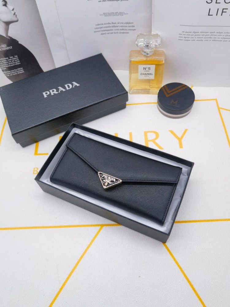 【AT10168】高級なプラダレザー財布の封筒デザインと洗練されたブラック外観 | Prada