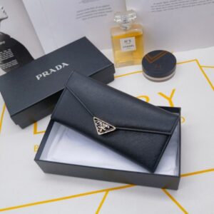 【AT10168】高級なプラダレザー財布の封筒デザインと洗練されたブラック外観 | Prada