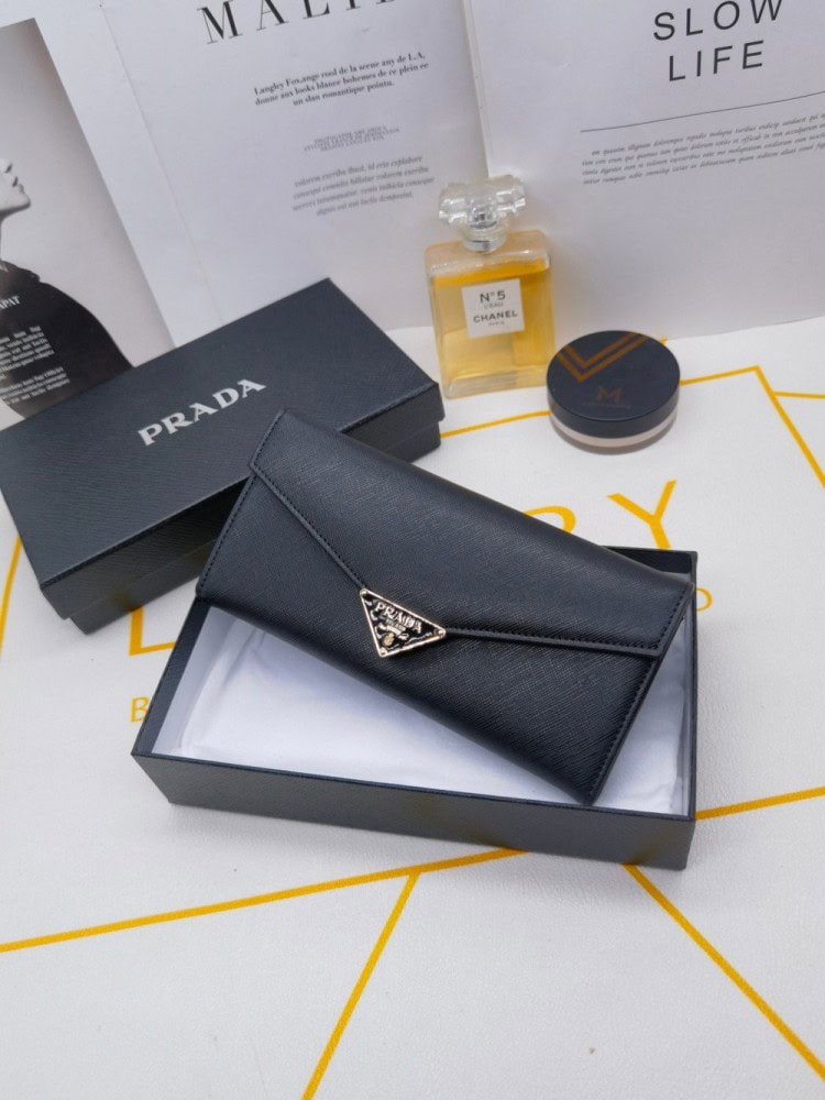 【AT10168】高級なプラダレザー財布の封筒デザインと洗練されたブラック外観 | Prada