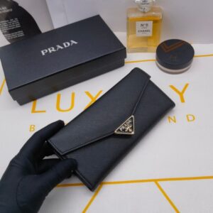 【AT10168】高級なプラダレザー財布の封筒デザインと洗練されたブラック外観 | Prada