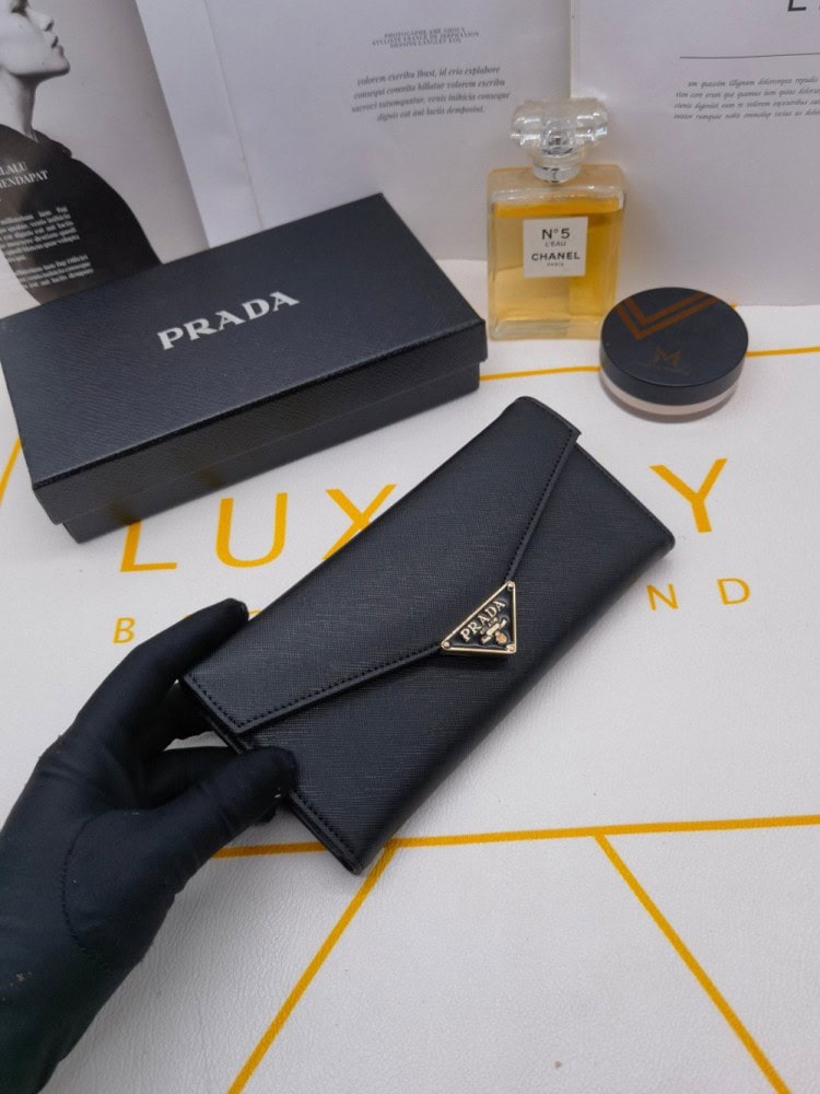 【AT10168】高級なプラダレザー財布の封筒デザインと洗練されたブラック外観 | Prada