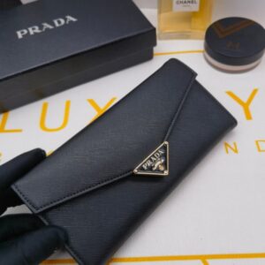 【AT10168】高級なプラダレザー財布の封筒デザインと洗練されたブラック外観 | Prada