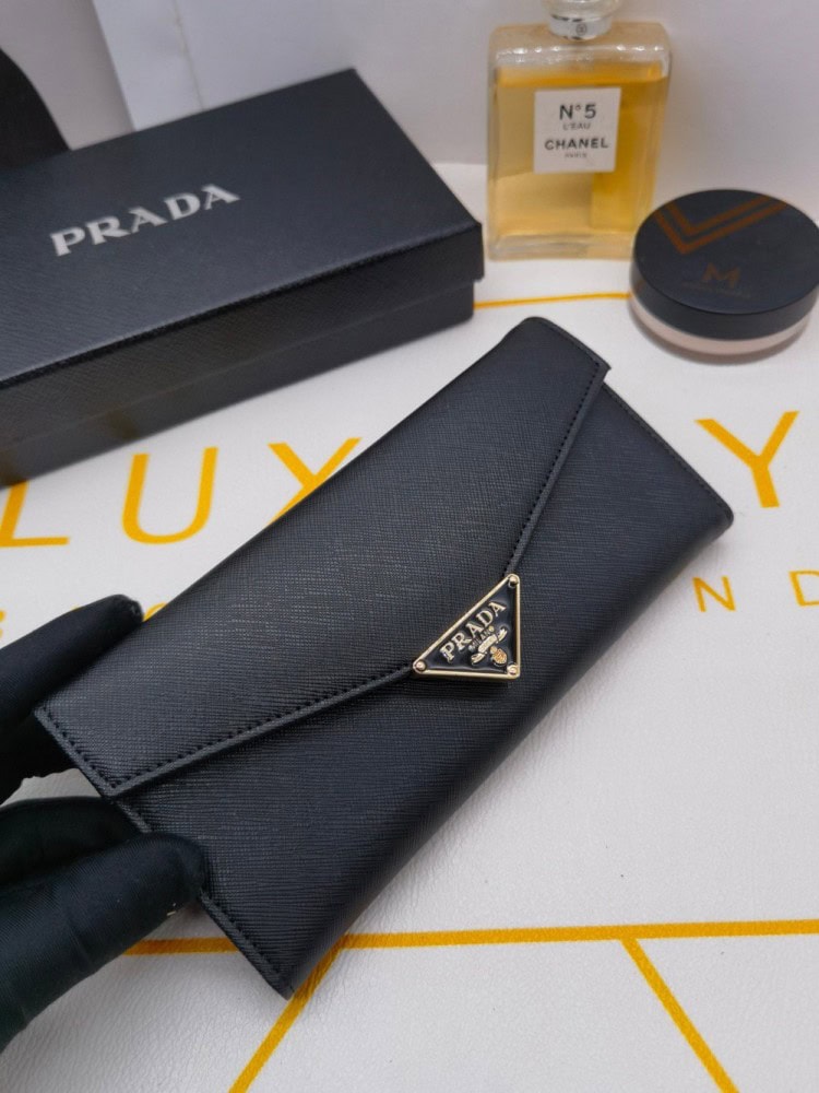 【AT10168】高級なプラダレザー財布の封筒デザインと洗練されたブラック外観 | Prada