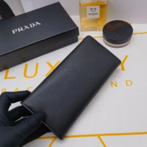 【AT10168】高級なプラダレザー財布の封筒デザインと洗練されたブラック外観 | Prada