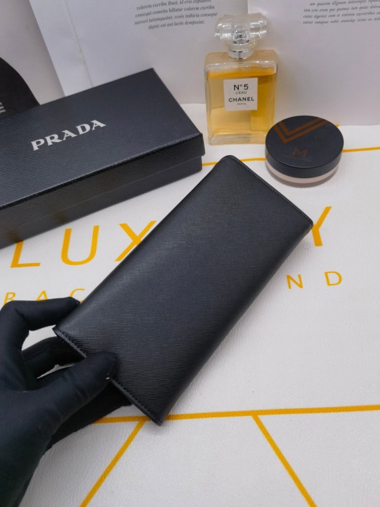 【AT10168】高級なプラダレザー財布の封筒デザインと洗練されたブラック外観 | Prada