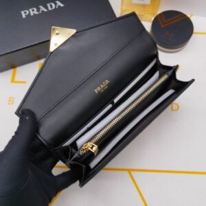 【AT10168】高級なプラダレザー財布の封筒デザインと洗練されたブラック外観 | Prada