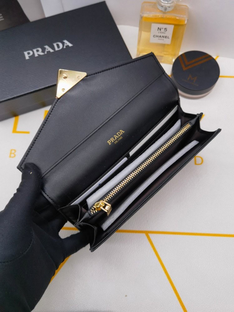 【AT10168】高級なプラダレザー財布の封筒デザインと洗練されたブラック外観 | Prada