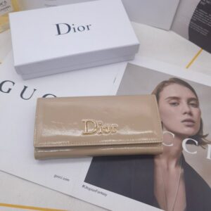 【AT10171】ディオールの高級財布、穏やかな杏色デザイン、光沢牛革素材、クラシックな金属ロゴ装飾 | Dior Paris