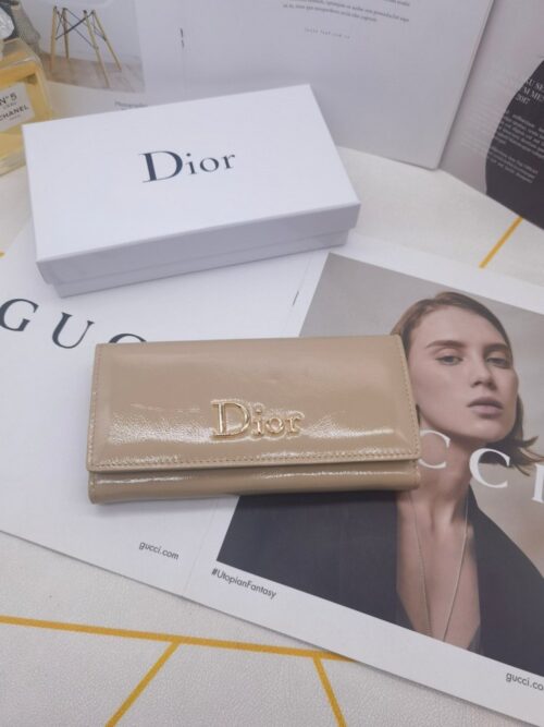 【AT10171】ディオールの高級財布、穏やかな杏色デザイン、光沢牛革素材、クラシックな金属ロゴ装飾 | Dior Paris