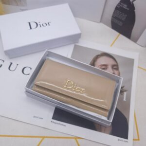 【AT10171】ディオールの高級財布、穏やかな杏色デザイン、光沢牛革素材、クラシックな金属ロゴ装飾 | Dior Paris