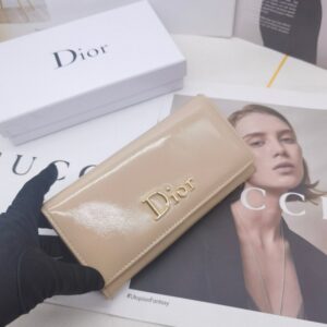【AT10171】ディオールの高級財布、穏やかな杏色デザイン、光沢牛革素材、クラシックな金属ロゴ装飾 | Dior Paris