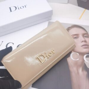 【AT10171】ディオールの高級財布、穏やかな杏色デザイン、光沢牛革素材、クラシックな金属ロゴ装飾 | Dior Paris