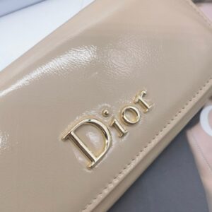 【AT10171】ディオールの高級財布、穏やかな杏色デザイン、光沢牛革素材、クラシックな金属ロゴ装飾 | Dior Paris