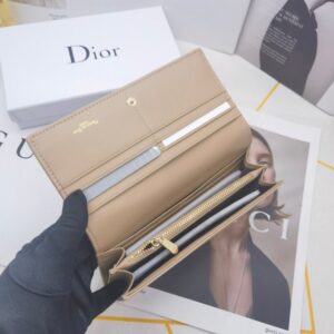 【AT10171】ディオールの高級財布、穏やかな杏色デザイン、光沢牛革素材、クラシックな金属ロゴ装飾 | Dior Paris