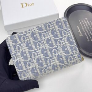 【AT10174】ディオールのクラシックなフラワープリント 財布 - ラグジュアリーなエレガントさを演出 | Dior Paris