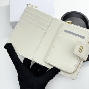【AT10174】ディオールのクラシックなフラワープリント 財布 - ラグジュアリーなエレガントさを演出 | Dior Paris