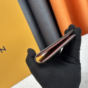 【AT10177】ルイ・ヴィトンモノグラムパスポートホルダー｜ファッションアクセサリー | Louis Vuitton Paris