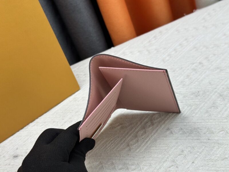 【AT10177】ルイ・ヴィトンモノグラムパスポートホルダー｜ファッションアクセサリー | Louis Vuitton Paris