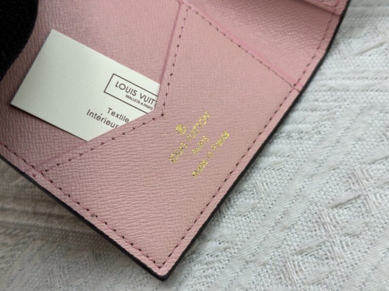 【AT10177】ルイ・ヴィトンモノグラムパスポートホルダー｜ファッションアクセサリー | Louis Vuitton Paris