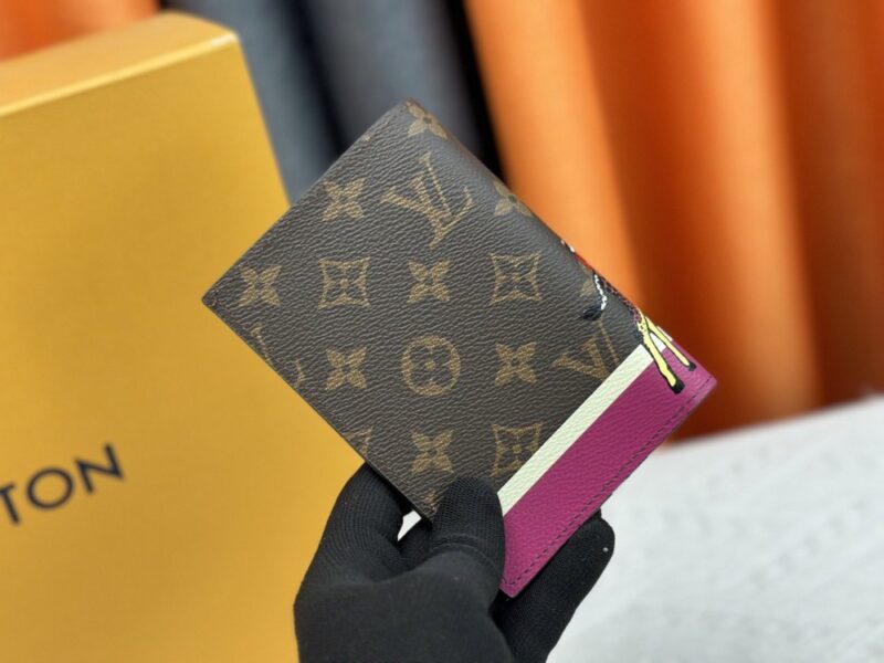 【AT10178】ルイ・ヴィトン ロマンチックな長い首のパスポートケース | LV
